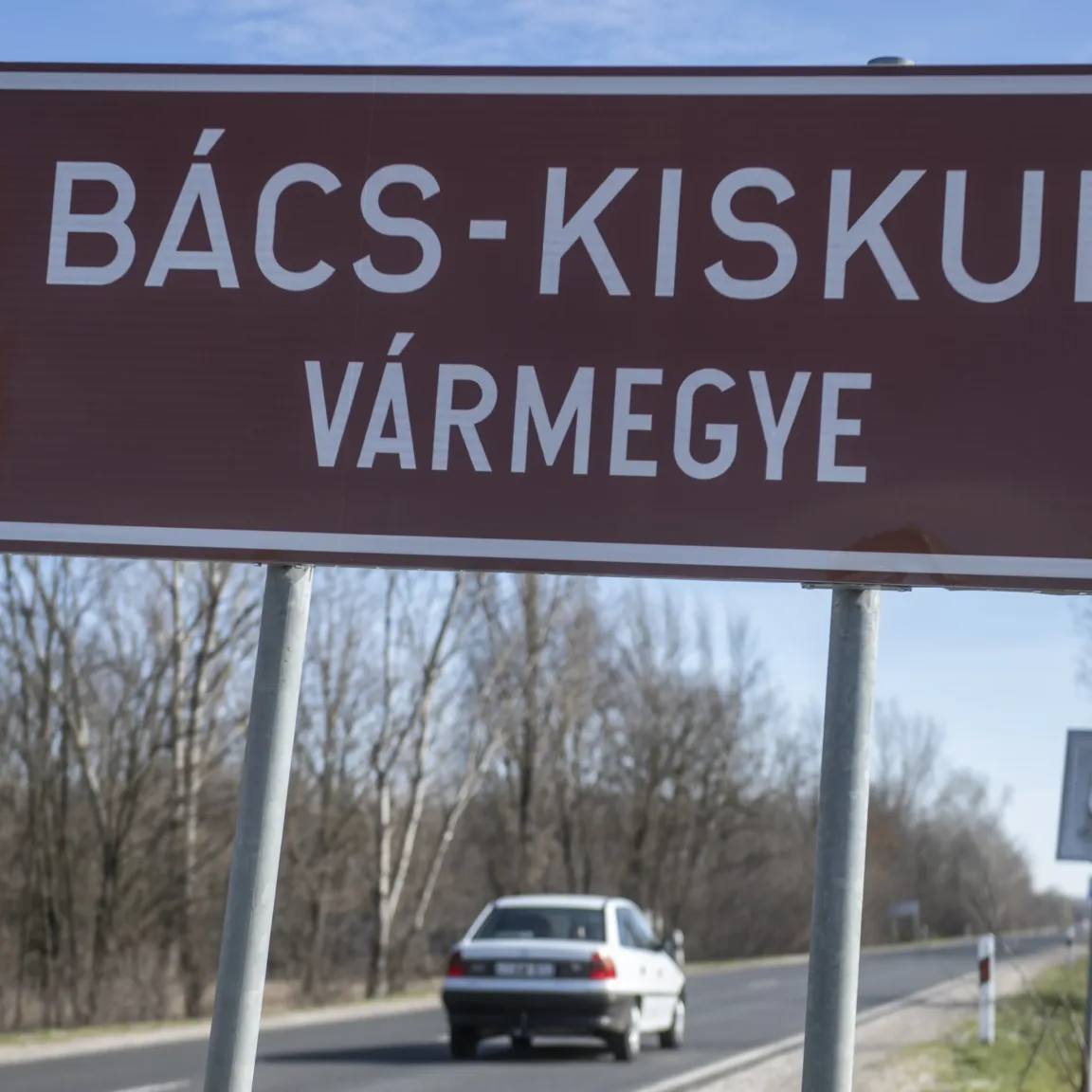 Nem mindenhol cserélik le a vármegye táblákat