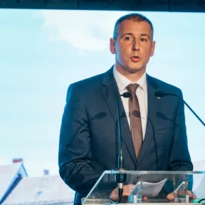 Nemény András szerint értelmetlen pénzszórás az aszbesztmentesítési pályázatnál előírni a levegőmérést