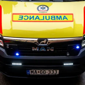 Mentőápolót és betegszállítót ítélt el a bíróság, a származása miatt bántalmaztak egy beteget