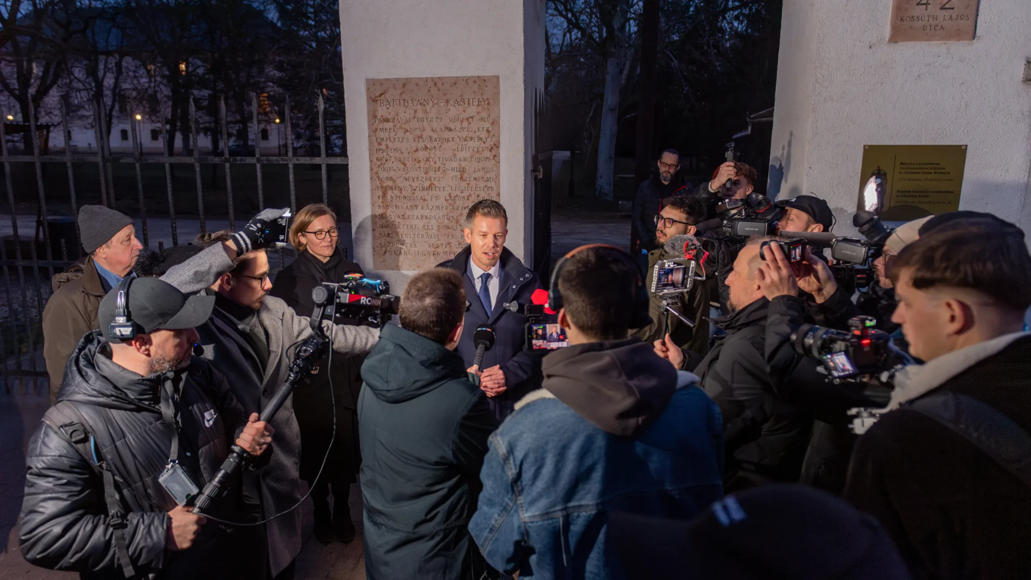 Három hete még tíz évre elzárták volna a nyilvánosságtól, csütörtökön már a Karmelitában bemutatták a kormány bicskei jelentését