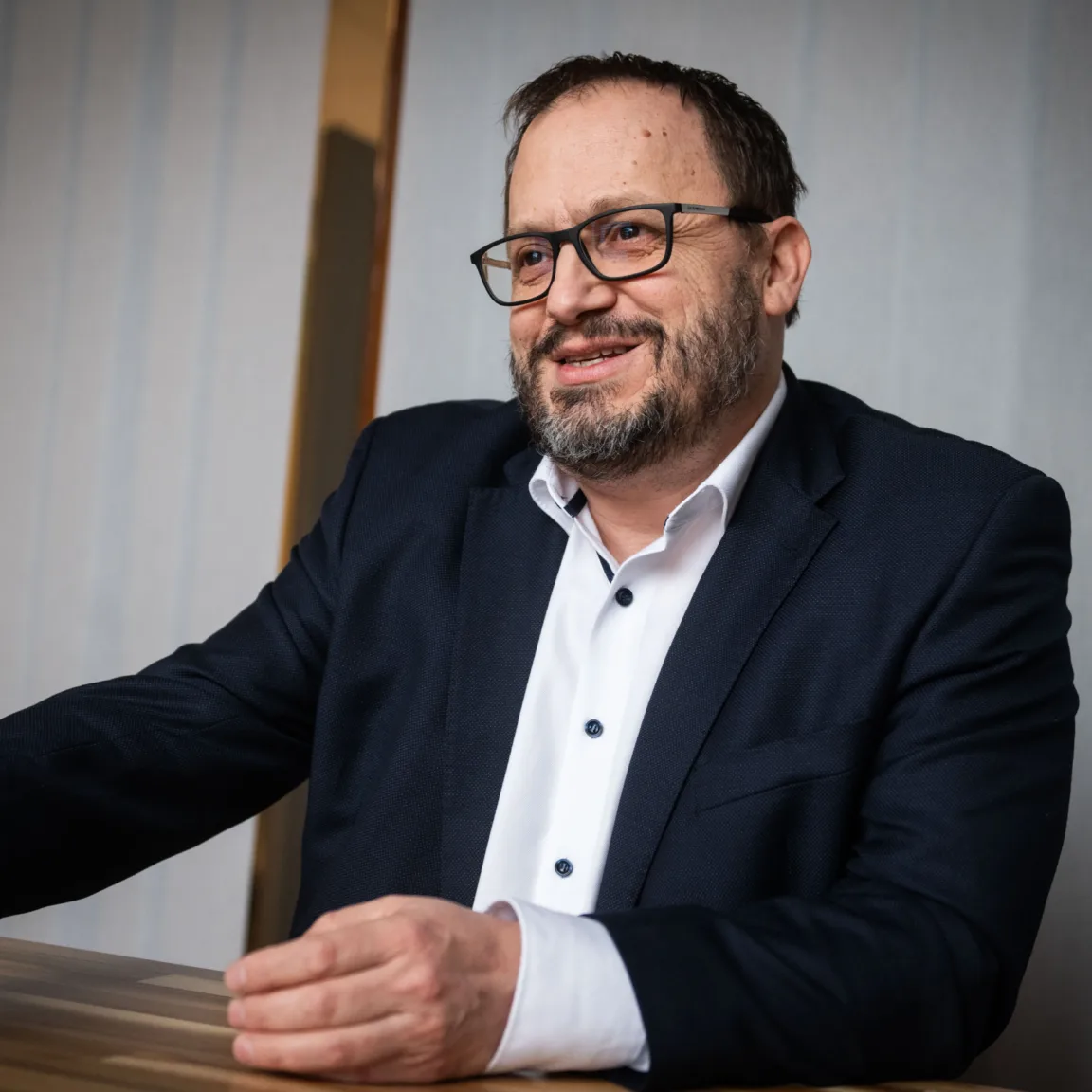 Bonta Miklós: Korbács és mézesmadzag