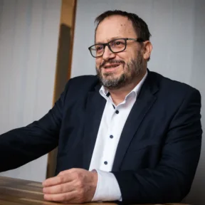 Bonta Miklós: Korbács és mézesmadzag