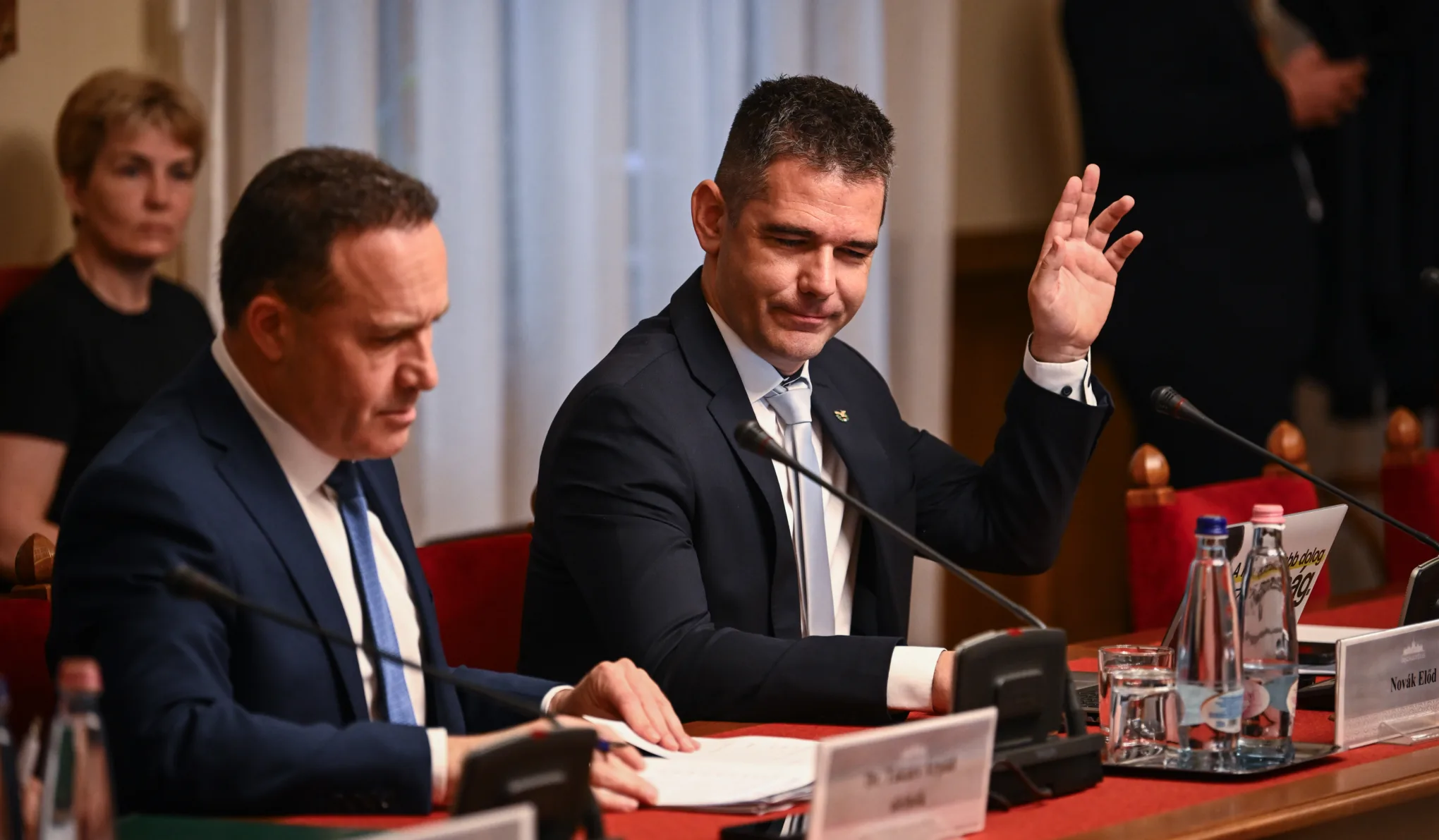A mi hazánkos Novák Előd a Fidesz-KDNP-vel együtt megakadályozta, hogy Orbán Viktort is meghallgassák a kegyelmi botrány ügyében