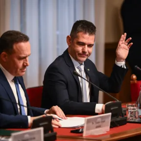 A mi hazánkos Novák Előd a Fidesz-KDNP-vel együtt megakadályozta, hogy Orbán Viktort is meghallgassák a kegyelmi botrány ügyében