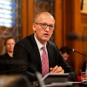 Felülvizsgálják a több milliárd forint közpénzből működő Lezsák-féle alapítvány intézetének a szerződéseit