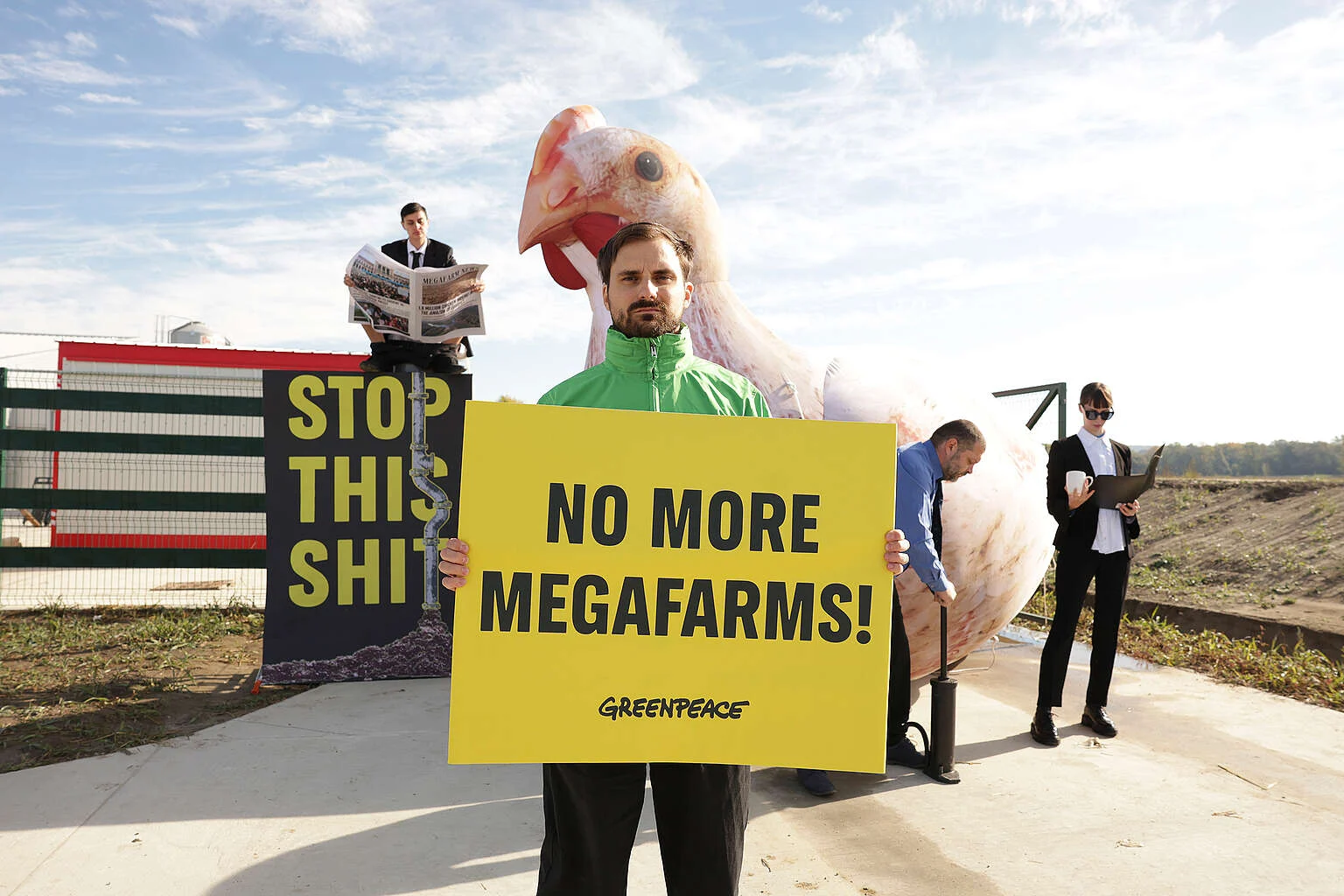 „Állítsátok meg ezt a szart!” – A magyar határnál épült horvát csirkefarm miatt akciózott a Greenpeace