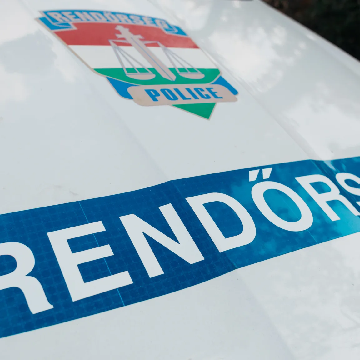 Félreeső helyre vitte a 17 éves lányt a civil rendőr, aztán meg akarta csókolni, feljelentést tettek ellene