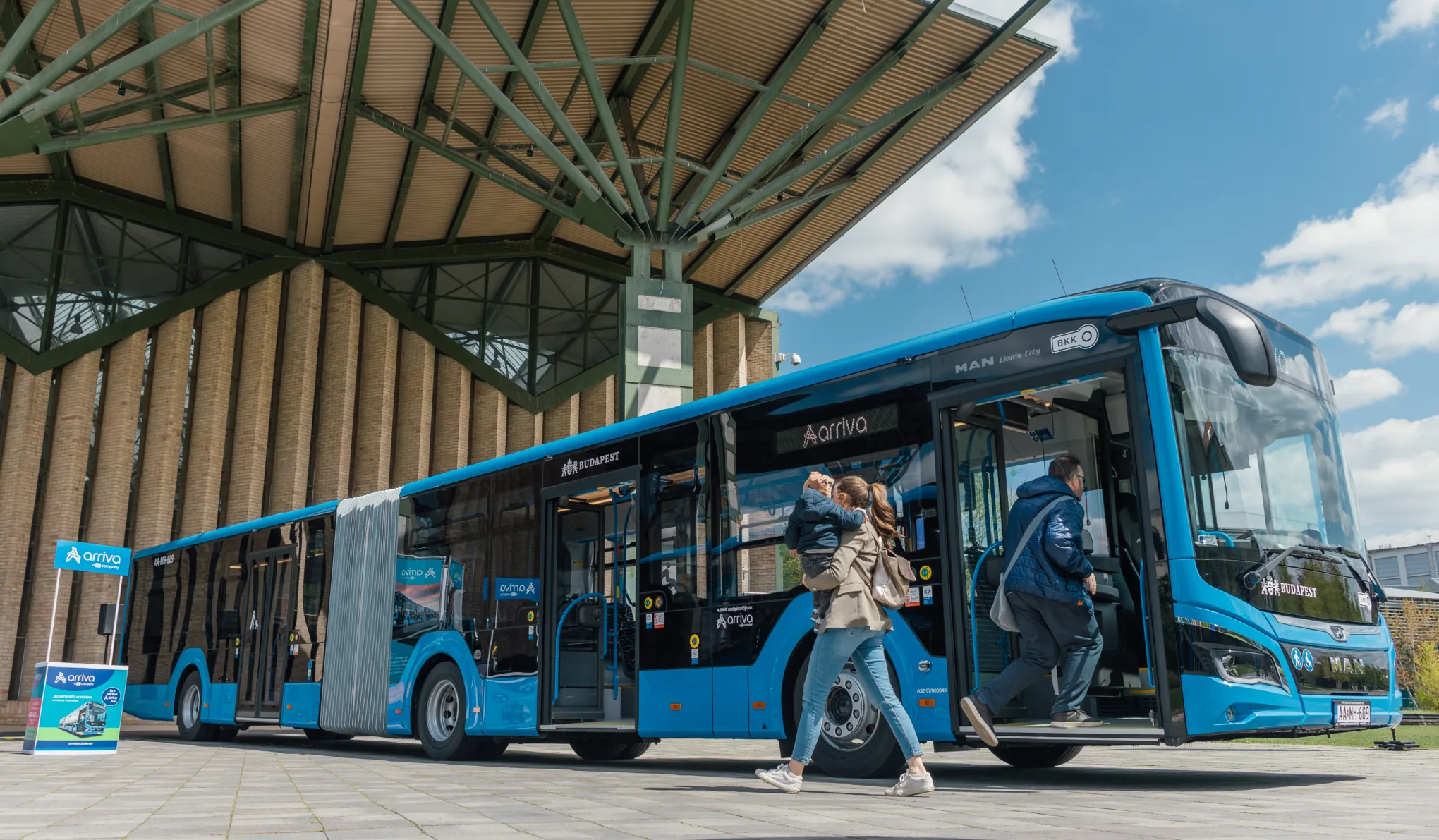 250 új, alacsonypadlós csuklós buszt vesz a MÁV