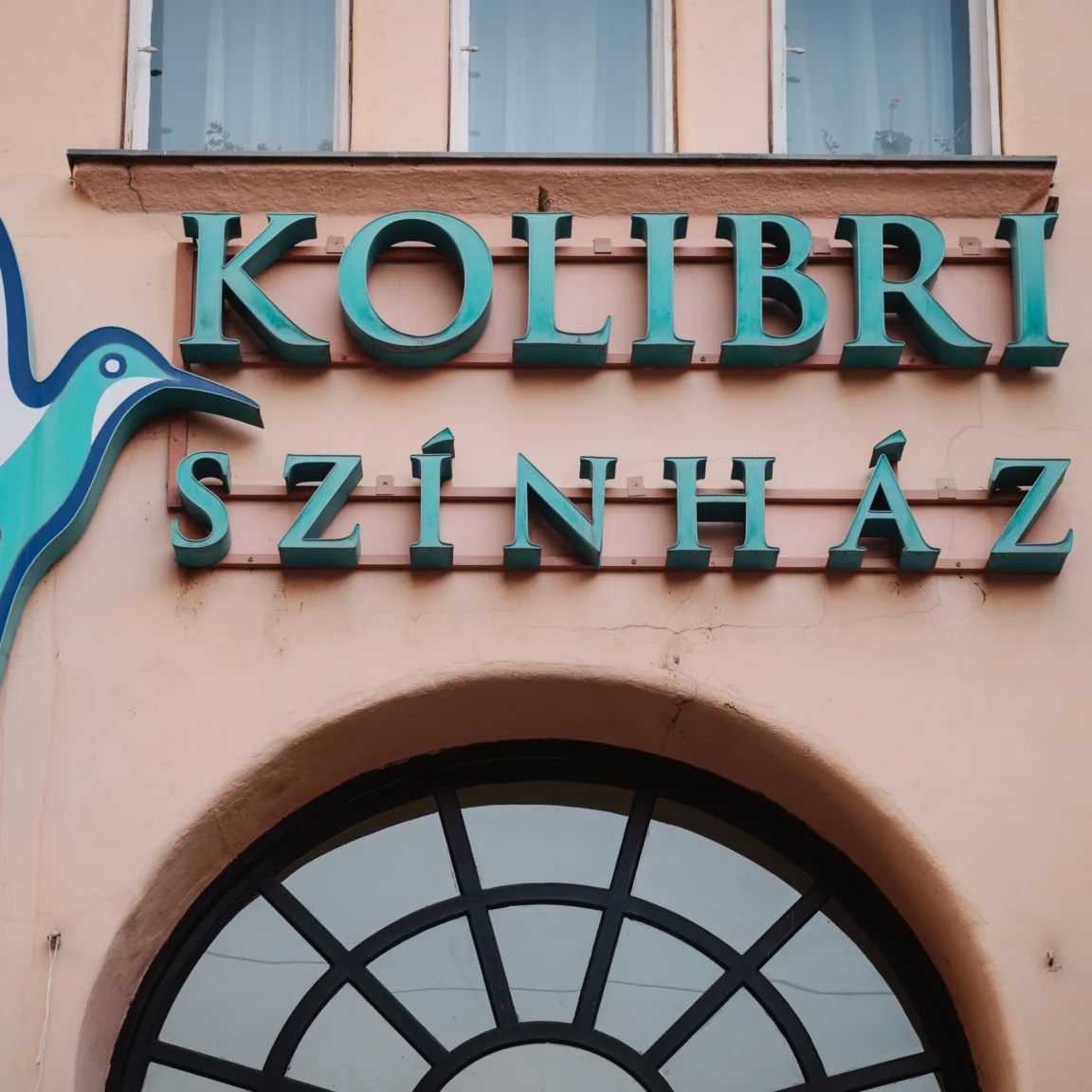 Másfél év múltán sem csitulnak a kedélyek a Kolibri Színházban