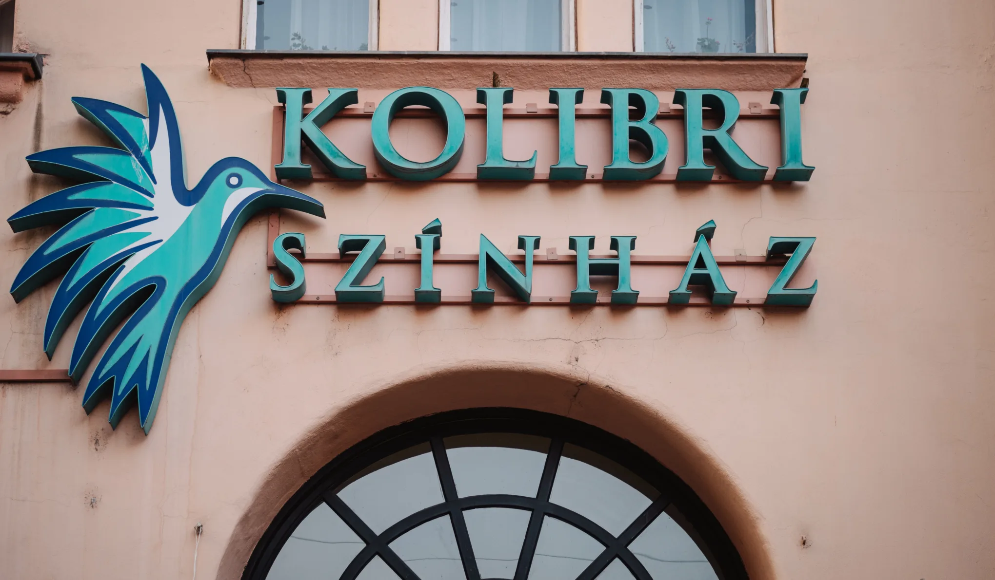 Másfél év múltán sem csitulnak a kedélyek a Kolibri Színházban