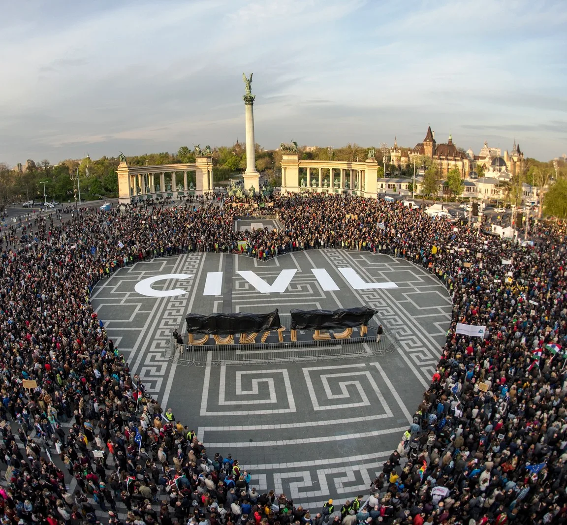 Le Monde: Fellélegzett a független civil szféra, de óvatos Magyar Péter kormányával