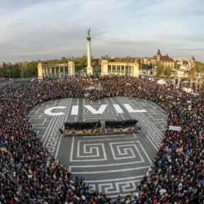 Le Monde: Fellélegzett a független civil szféra, de óvatos Magyar Péter kormányával