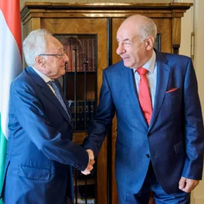 A megbízatása már lejárt, de öt éven át kapott még havi 4,5 millió forintos fizetést az Orbán Viktor bankáraként is emlegetett volt svájci nagykövet