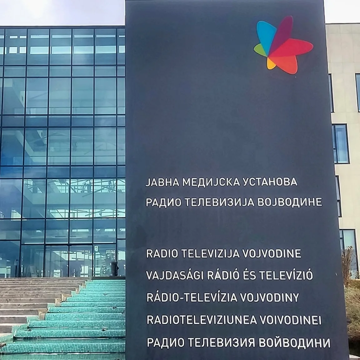 Villámgyorsan bocsánatot kért a propagandáért a vajdasági magyar közmédia a Vučić-rezsim bukása után