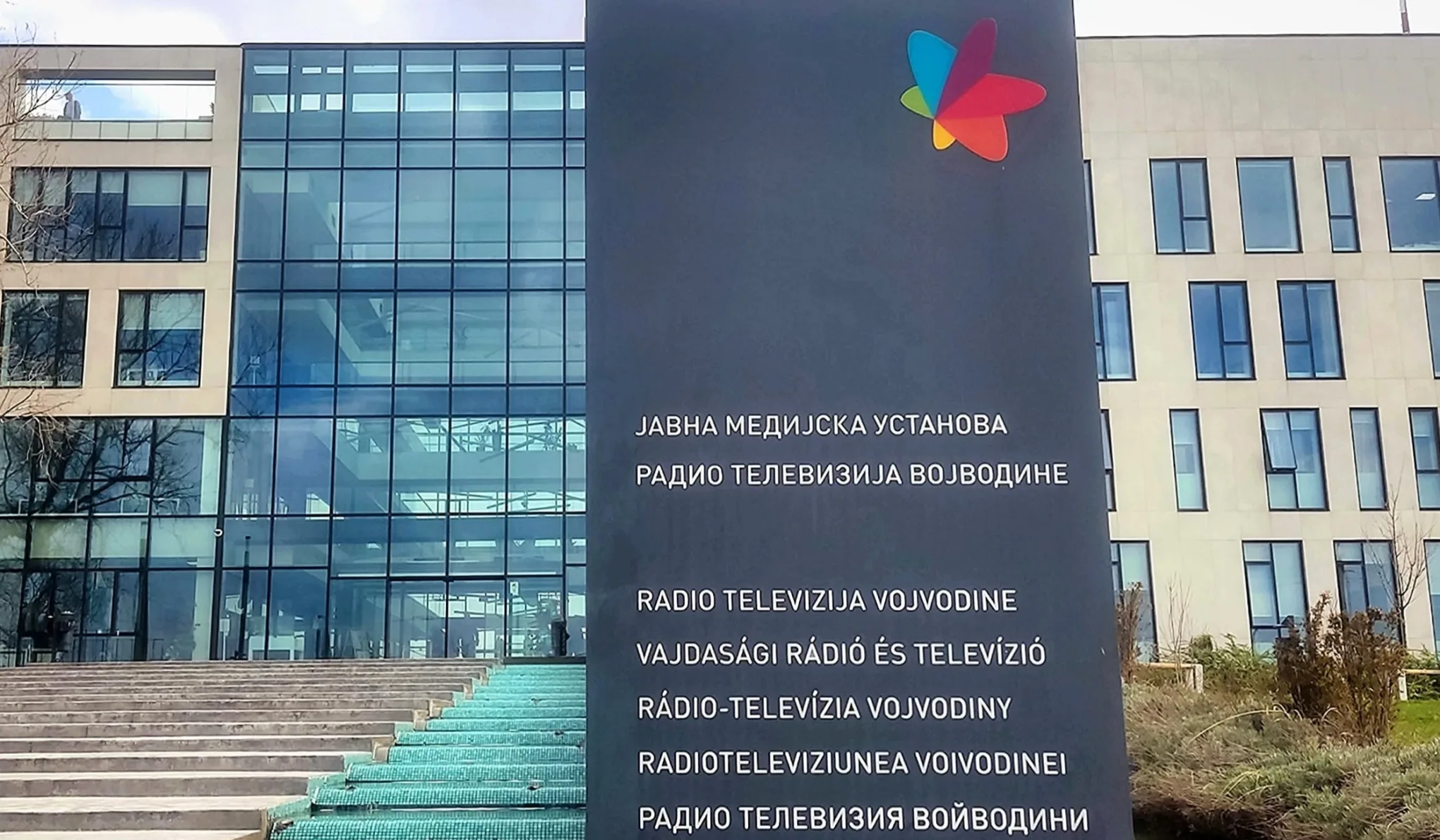 Villámgyorsan bocsánatot kért a propagandáért a vajdasági magyar közmédia a Vučić-rezsim bukása után