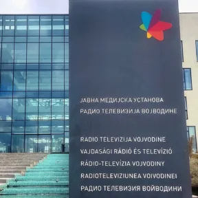 Villámgyorsan bocsánatot kért a propagandáért a vajdasági magyar közmédia a Vučić-rezsim bukása után