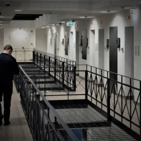 Itt a privilégium vége, a magyarországi állami szerveknek nem lesz kötelező bizonyos szolgáltatásokat börtöncégektől beszerezniük többé