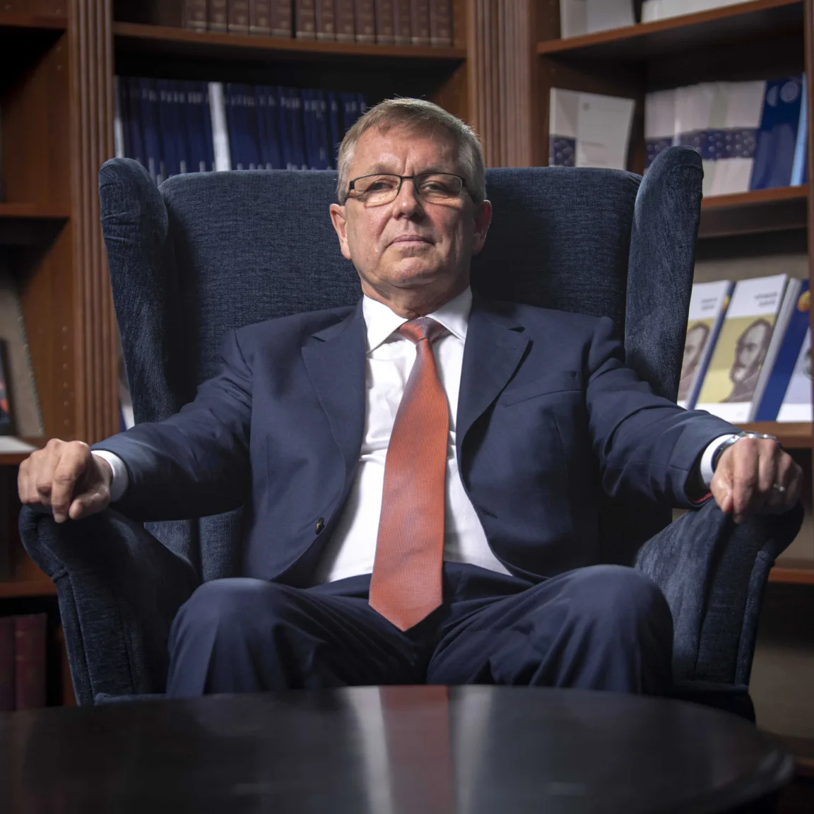 „Blöff, blöff és blöff” – Matolcsy György portréja, avagy a jobb kéz, amelyet most levágnak