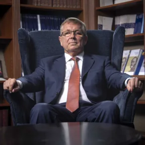 „Blöff, blöff és blöff” – Matolcsy György portréja, avagy a jobb kéz, amelyet most levágnak