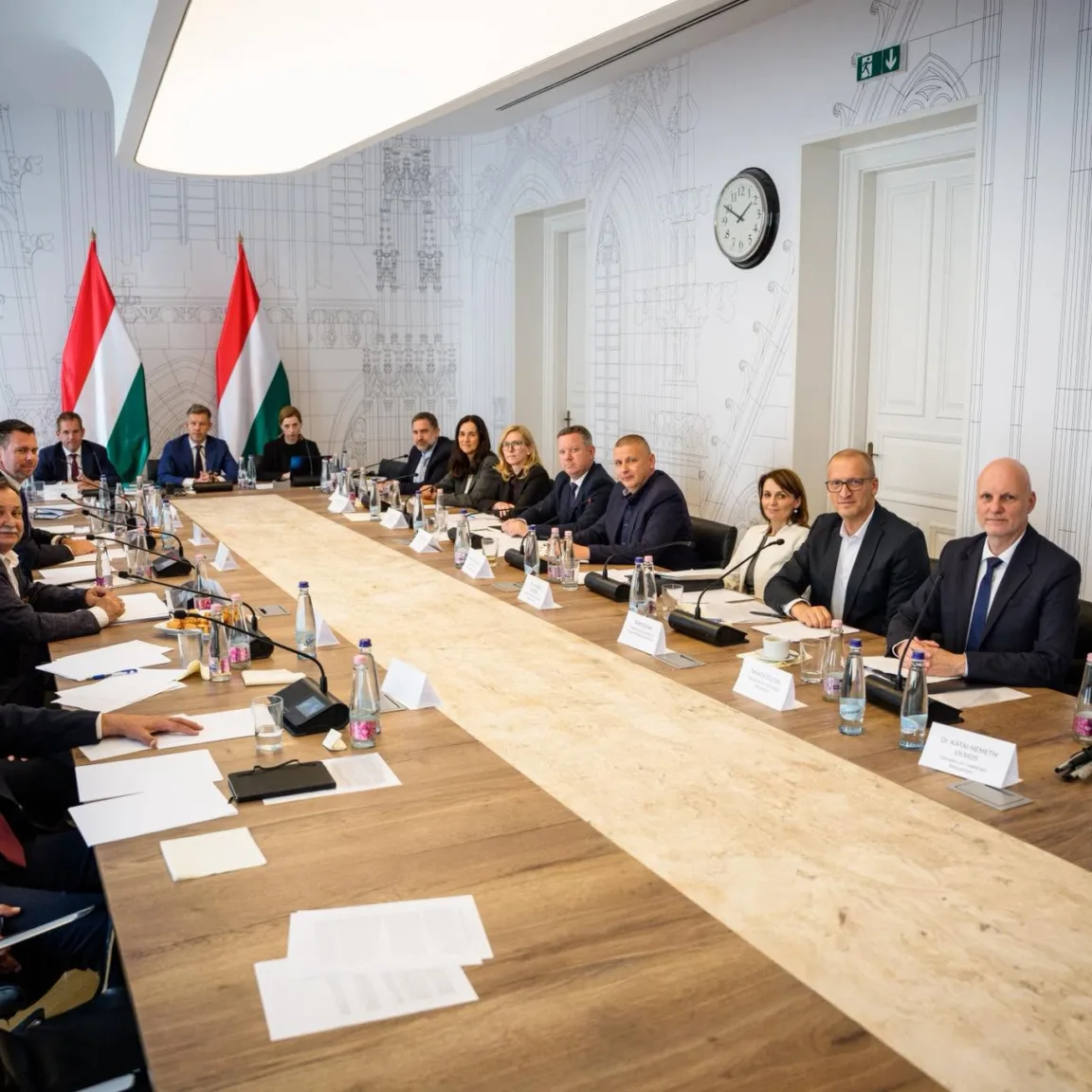 Az Orbán-kormány szabályaira hivatkozva titkolja a Magyar Péter vezette kabinet a kormányülések összefoglalóit