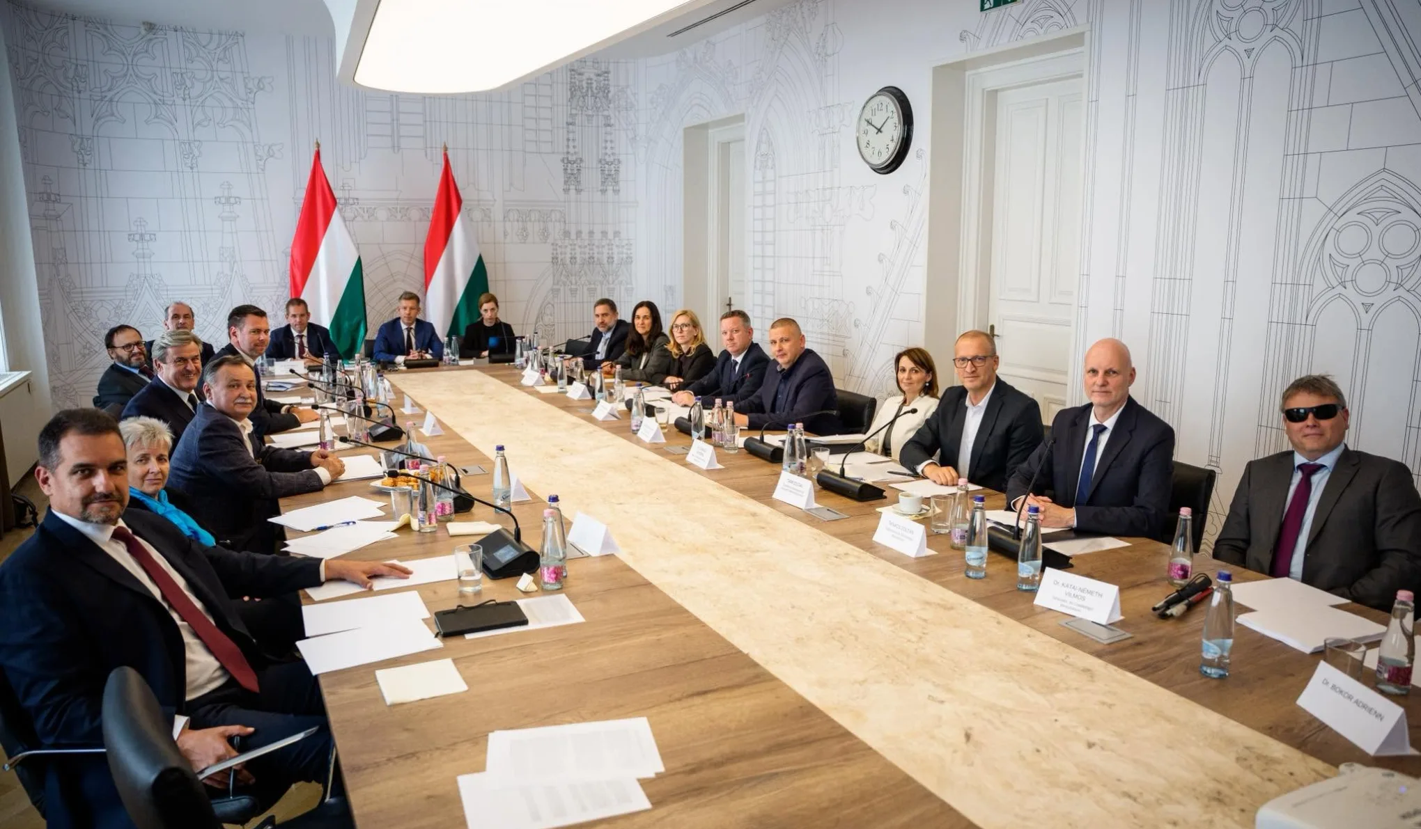 Az Orbán-kormány szabályaira hivatkozva titkolja a Magyar Péter vezette kabinet a kormányülések összefoglalóit