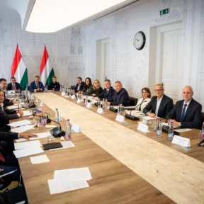 Az Orbán-kormány szabályaira hivatkozva titkolja a Magyar Péter vezette kabinet a kormányülések összefoglalóit
