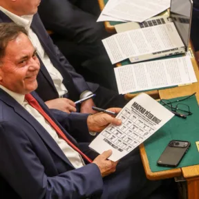 Magyar Péter-bingót játszott a Fidesz a miniszterelnök felszólalása alatt