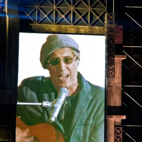 Adriano Celentano üzenete a politikusoknak: ébredjetek már fel!