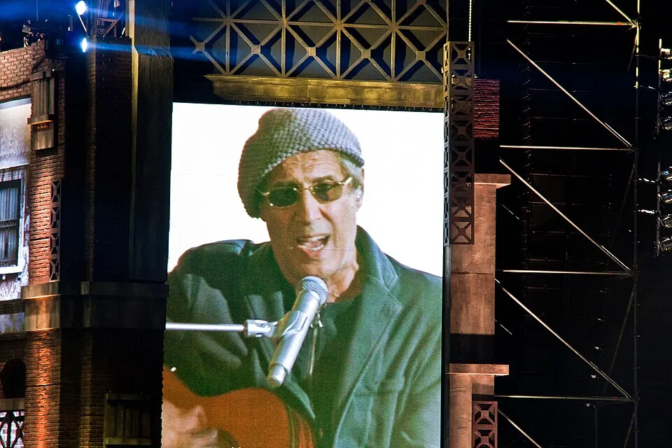 Adriano Celentano üzenete a politikusoknak: ébredjetek már fel!