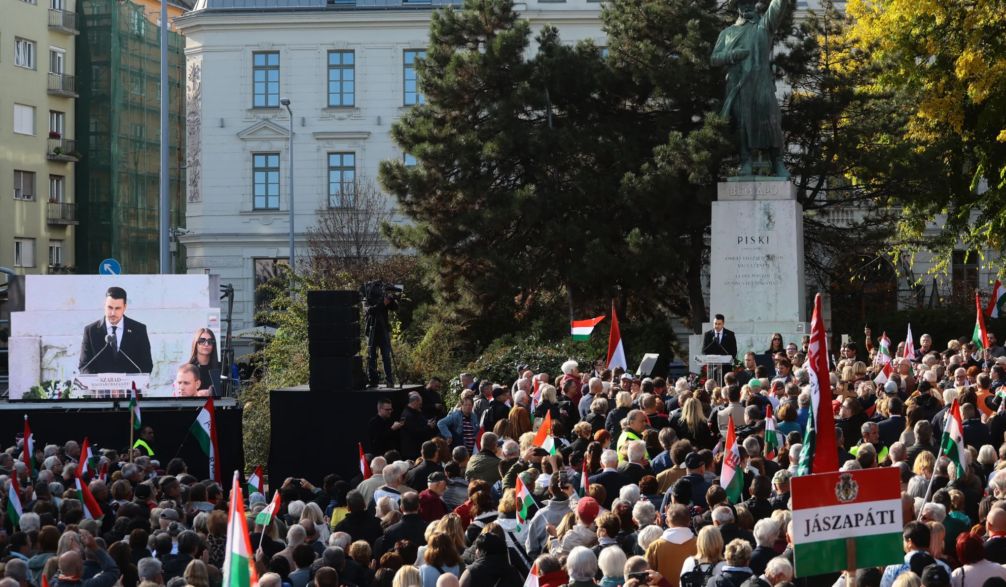 Üvöltve rohantak rá a fideszesek néhány ellentüntetőre, rendőröknek kellett közbelépniük