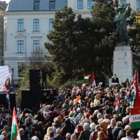 Üvöltve rohantak rá a fideszesek néhány ellentüntetőre, rendőröknek kellett közbelépniük