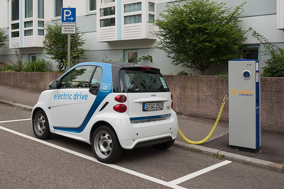 Berlin és Párizs tovább lazítaná a belső égésű motorok 2035-ös uniós kivezetésének szabályait