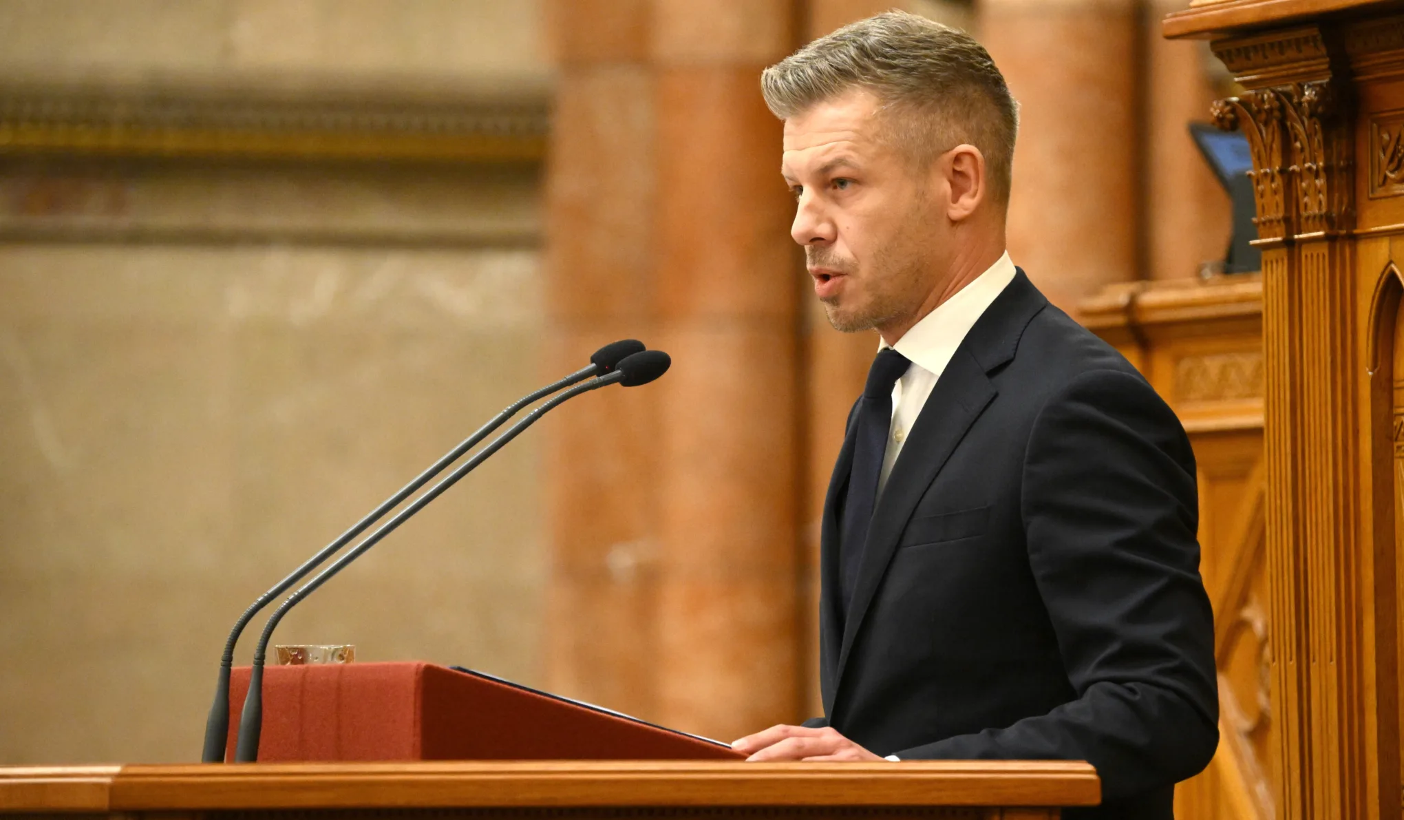 Magyar Péter felszólalásával kezdődik a parlament ülése, az egészségügyi kamarákról szóló törvényt is tárgyalják