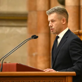 Magyar Péter felszólalásával kezdődik a parlament ülése, az egészségügyi kamarákról szóló törvényt is tárgyalják