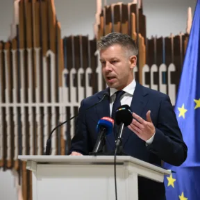 Magyar Péter Brüsszelben elmondta, mit vár Volodimir Zelenszkijtől