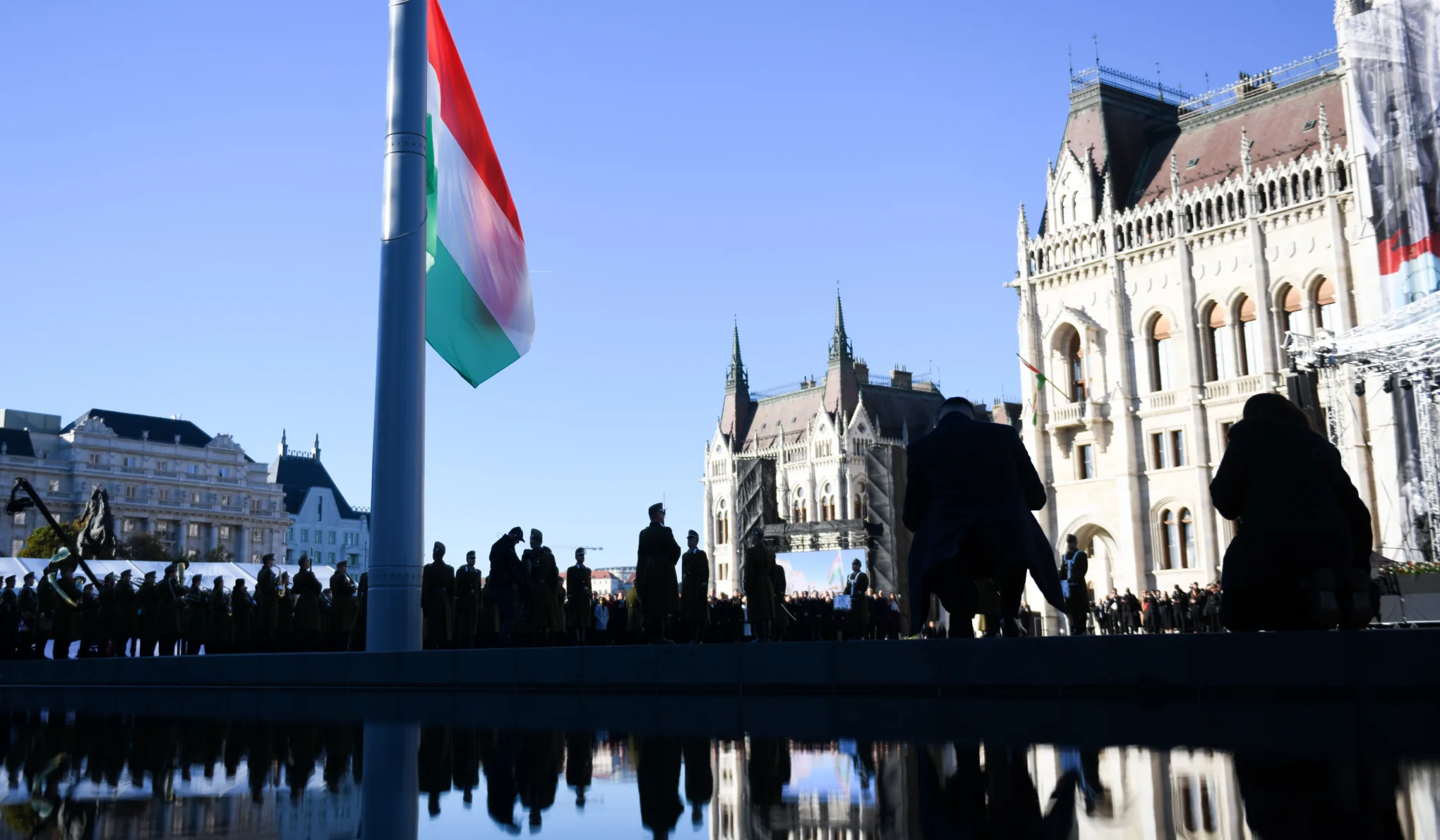 Felvonták a nemzeti lobogót a Kossuth téren, utána Baka András, Magyar Péter és Forsthoffer Ágnes kiment az emberek közé