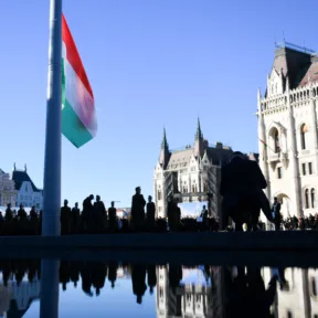 Felvonták a nemzeti lobogót a Kossuth téren, utána Baka András, Magyar Péter és Forsthoffer Ágnes kiment az emberek közé
