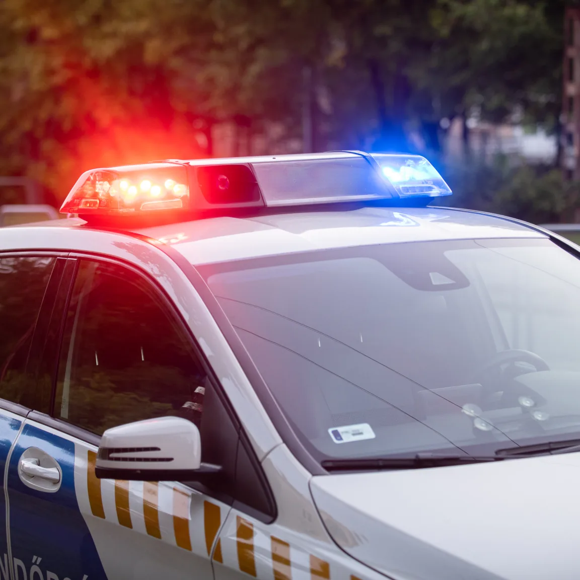 Gázpisztollyal fenyegettek meg egy autóst Budapesten, őrizetbe vették a feltételezett elkövetőt