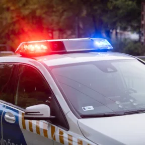 Gázpisztollyal fenyegettek meg egy autóst Budapesten, őrizetbe vették a feltételezett elkövetőt