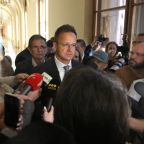 Szijjártó Péter hírszerzési aranybánya lehet a kínaiaknak