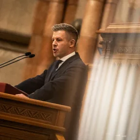 Béremelések és jóléti intézkedések egész sorát jelentette be Magyar Péter