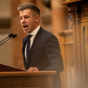 Minimum merész a jövő évi költségvetés terve, Magyar Péter soha nem látott átrendezésre tett ígéretet