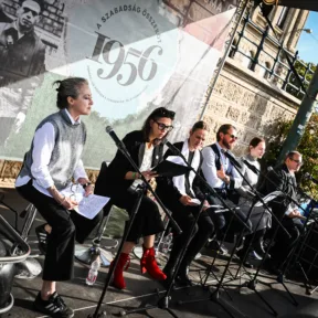 „Úgy halt meg, ahogy egy igaz embernek kell” – Így elevenedtek meg ’56 arcai és dallamai a Forradalmárok pódiumán tartott megemlékezésen