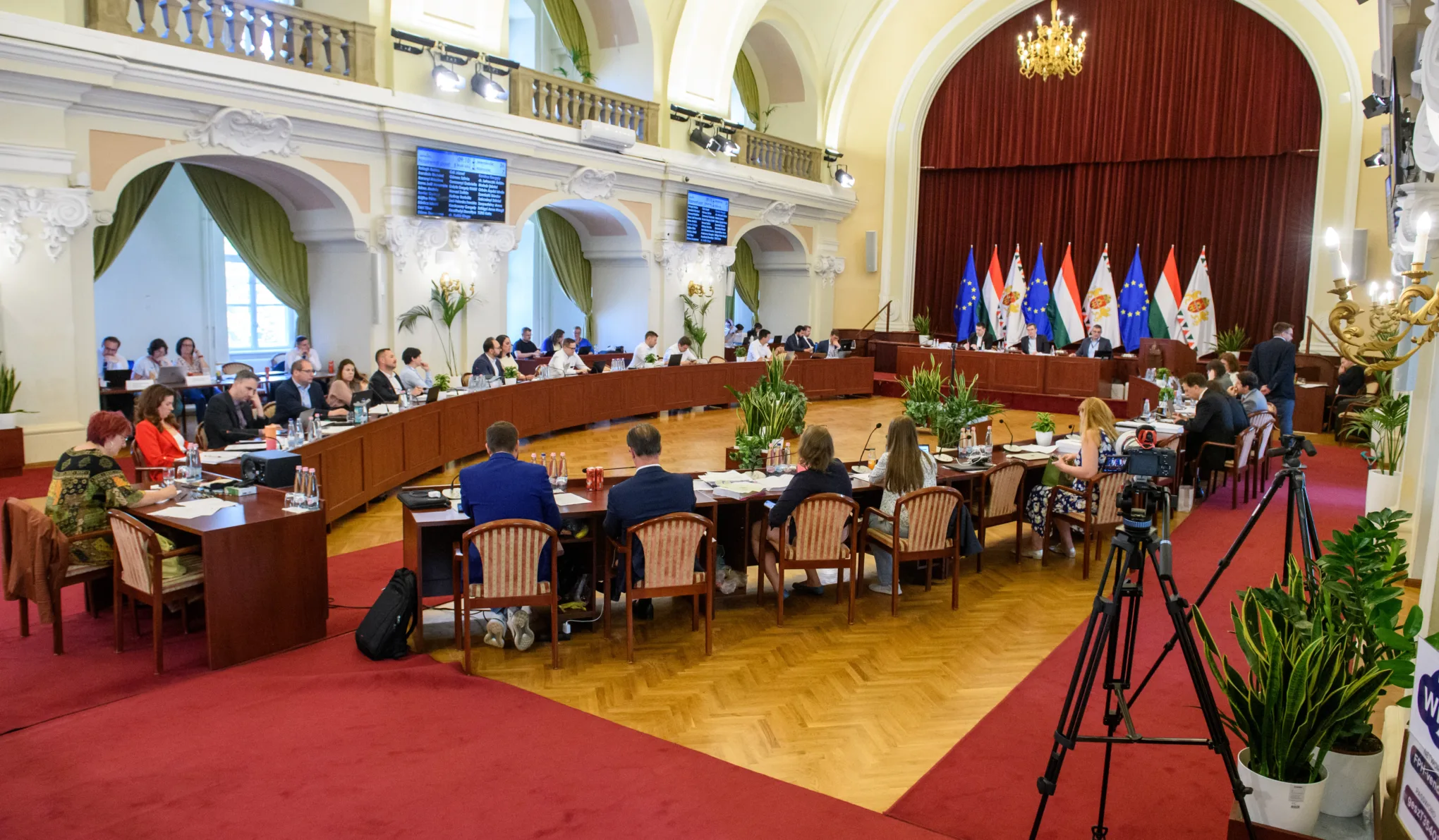 Seszták Miklós széfjéből ezer évig lehetne finanszírozni a várandósok szűrőprogramját
