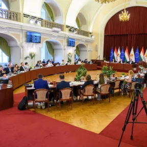 Seszták Miklós széfjéből ezer évig lehetne finanszírozni a várandósok szűrőprogramját