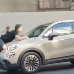 Több mint száz méteren át kapaszkodott egy autó motorháztetőjébe egy taxis az Üllői úton