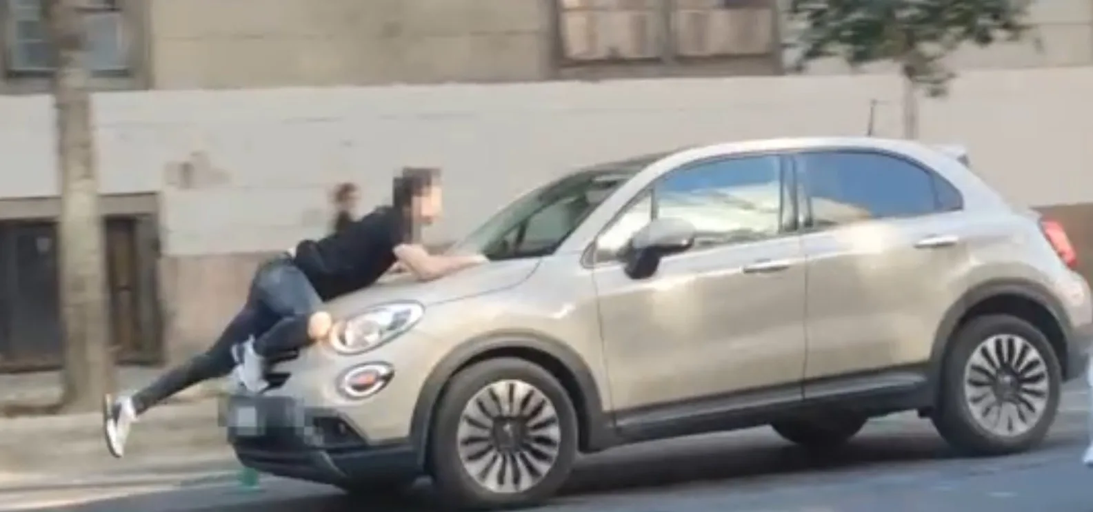 Több mint száz méteren át kapaszkodott egy autó motorháztetőjébe egy taxis az Üllői úton