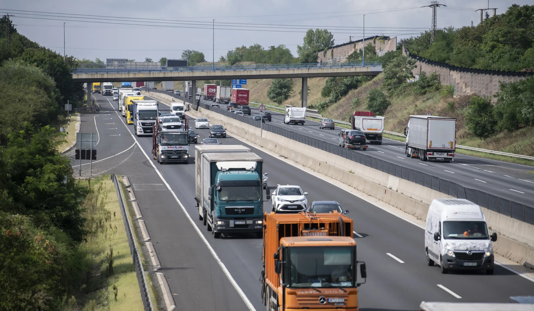 Több mint 15 kilométeren állt be a dugó az M0-son