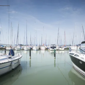 Betonba fullad a Balaton, évekkel ezelőtt megálljt kellett volna parancsolni a NER ész nélküli építkezéseinek