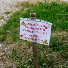 Szoronganak az azbesztet kilégző utak környékén élő magyarok, titkos összetételű oldattal lehet gátolni a kiporzást